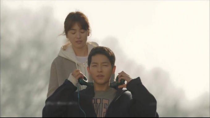 Hậu duệ mặt trời tập 15: Song Hye Kyo, Kim Ji Won khóc hết nước mắt khi hay tin bạn trai hy sinh