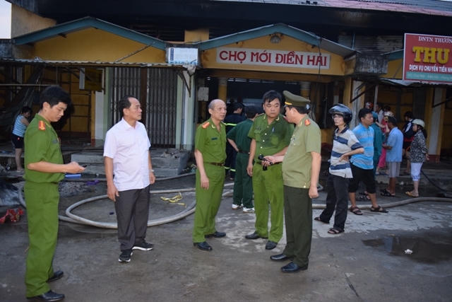 Đại tá Lê Quốc Hùng - Giám đốc Công an tỉnh Thừa Thiên - Huế (đội mũ) có mặt tại hiện trường để chỉ đạo và điều tra nguyên nhân, khắc phục hậu quả.