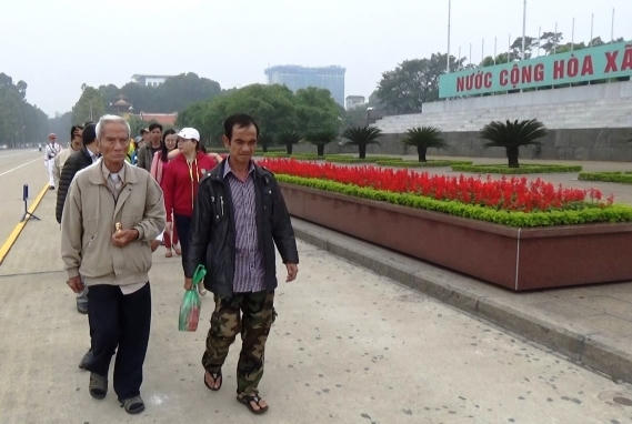 Hai cha con Huỳnh Văn Nén trong lần hiếm hoi ra thăm lăng Bác.