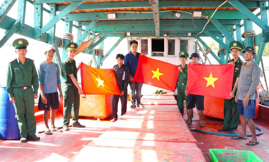 BĐBP Cà Mau tuyên truyền pháp luật, tặng cờ Tổ quốc, tiếp thêm niềm tin cho ngư dân vươn khơi bám biển.