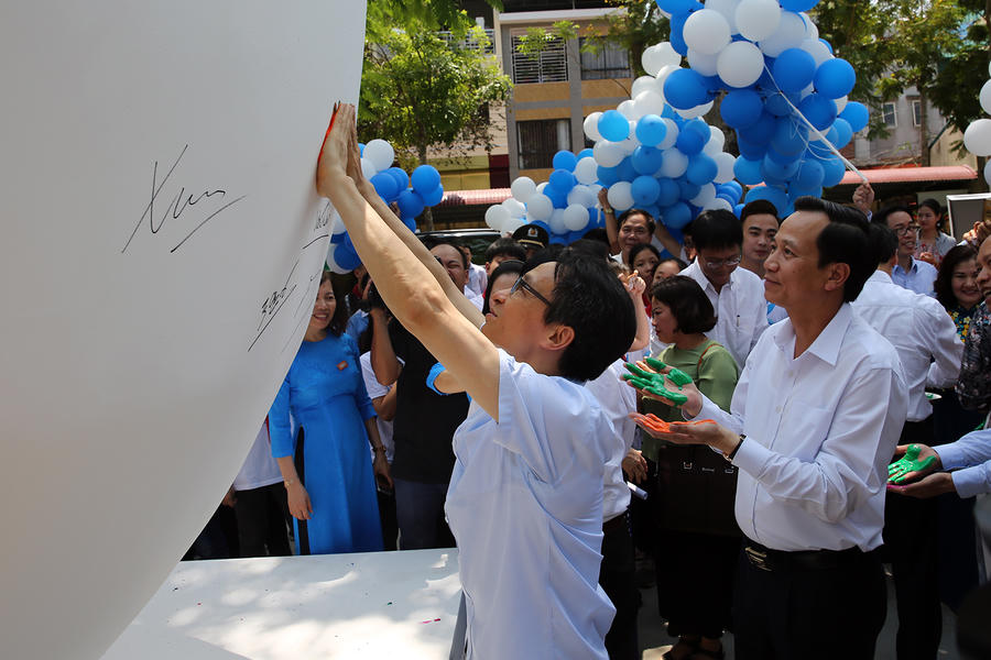 Phó Thủ tướng Vũ Đức Đam in dấu tay lên quả cầu phát động Tháng Hành động vì trẻ em. Ảnh: VGP/Đình Nam