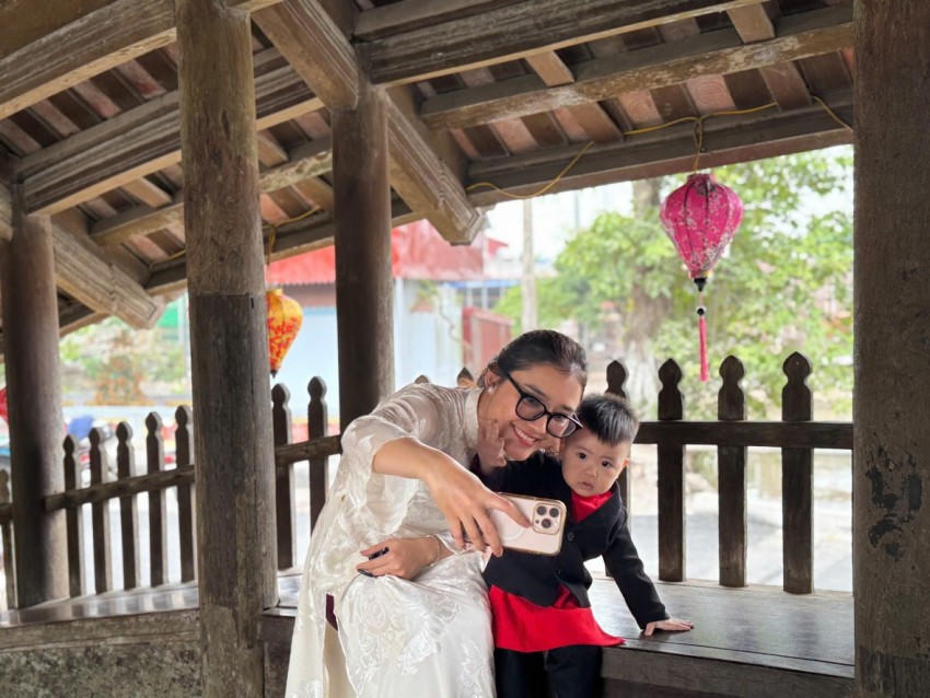 Nhiều người dân thích thú chụp ảnh tại cầu ngói chợ Lương dịp Tết Bính Ngọ 2026.