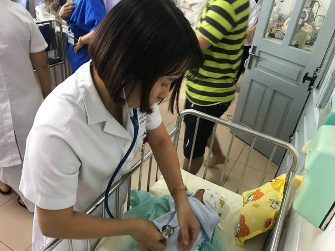 Hiện tại bé được các bác sĩ tận tình chăm sóc.