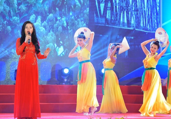 Những nghệ sỹ mang lời ca tiêng hát kết nối với những chiến sỹ đang ngày đêm bảo vệ biển đảo thiêng liêng của Tổ quốc. Ảnh: Mạnh Hà