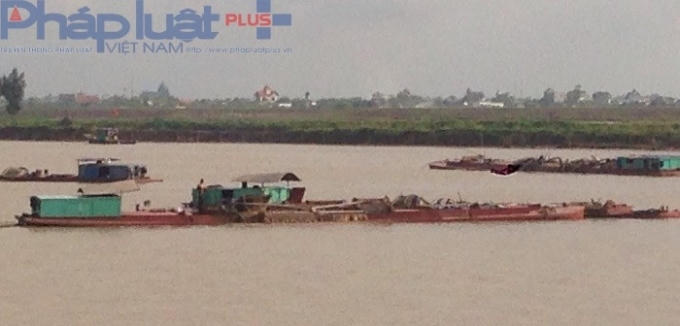 11 tàu hút cát trái phép trên sông Hồng đoạn cửa Ba Lạt đổ ra biển chiều ngày 1/5.