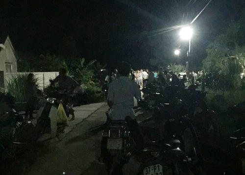 Nhiều người dân đến nhà cháu bé để chia buồn