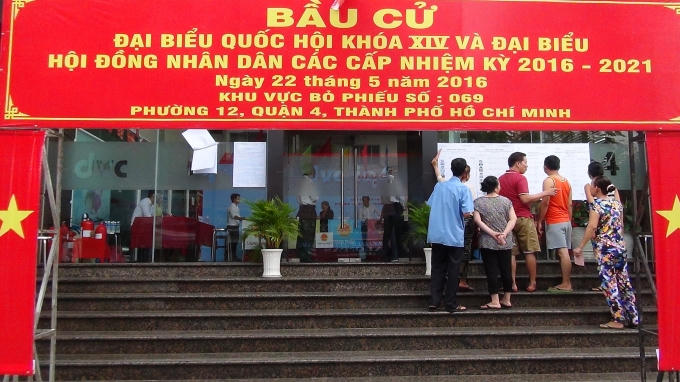 Các điểm bỏ phiếu đều thực hiện nghiêm túc, đúng luật và hỗ trợ tận tình đối với cử tri đi bầu cử. (Ảnh ghi nhận tại điểm bỏ phiếu 069, phường 12, quận 4, TP HCM)