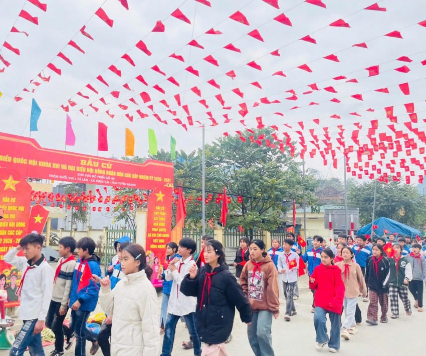 Hoạt động diễu hành tạo khí thế sôi nổi ở vùng biên cương Tổ quốc hướng về ngày Hội toàn dân đi bầu cử vào ngày 15/3/2026. (Ảnh: Hoàng Chính)