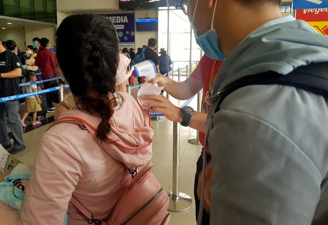 Hành khách phải thực hiện khai báo y tế và kiểm tra thân nhiệt.