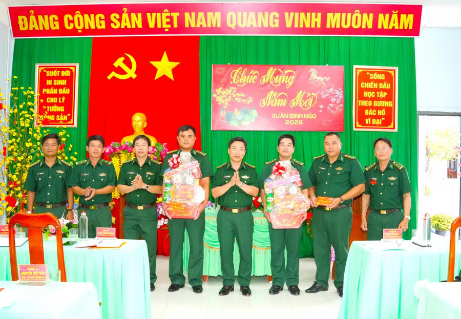Đại tá Phạm Minh Giang tặng quà cho cán bộ, chiến sĩ Đồn Biên phòng Khánh Tiến.