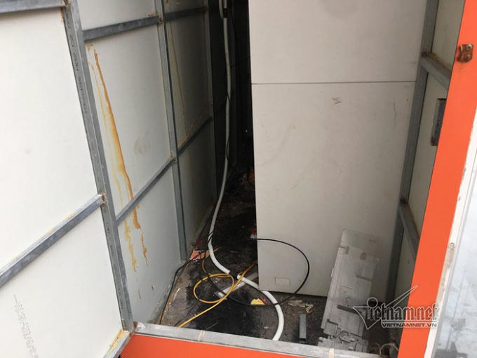 M&igrave;n được giấu sau ph&ograve;ng kỹ thuật, cạnh h&ograve;m chứa tiền.