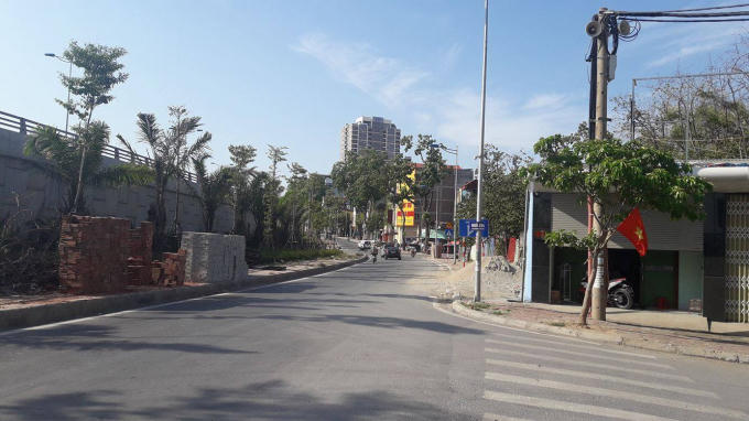 Gần 17h, nhiều tuyến đường vẫn vắng tanh