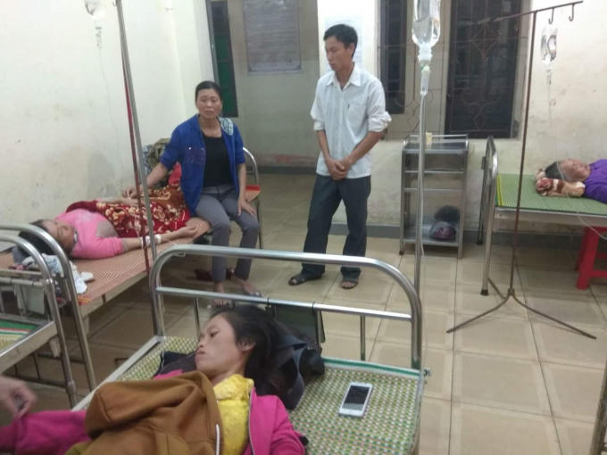 Các nạn nhân được điều trị tại Trung tâm y tế huyện Qùy Hợp.
