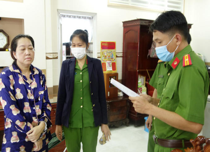 Công an tỉnh An Giang đọc lệnh khám xét nhà bà trùm Mười Tường.