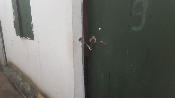 Cánh cửa được khép hờ lại để tránh hắt nắng.