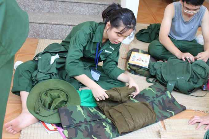 Tự gấp tư trang là một trong những bài học đầu tiên trong khóa học. Ảnh: Học kỳ quân đội Thanh Hóa.