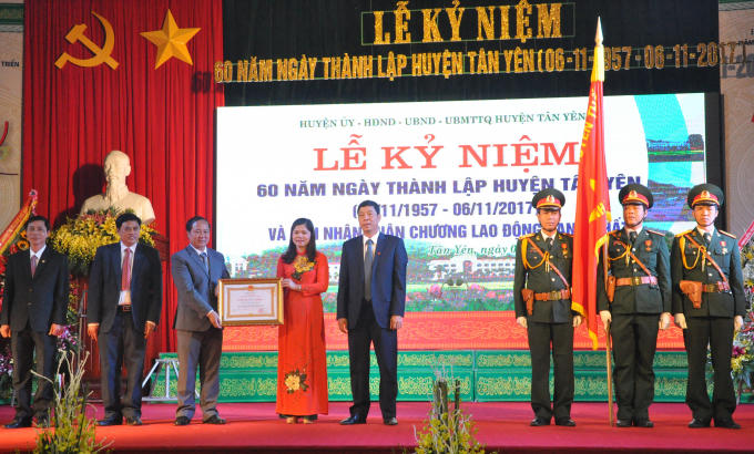 Ông Bùi Văn Hải - Ủy viên TW Đảng, Bí thư Tỉnh ủy Bắc Giang trao Huân chương lao động hạng nhất cho UBND huyện Tân Yên.
