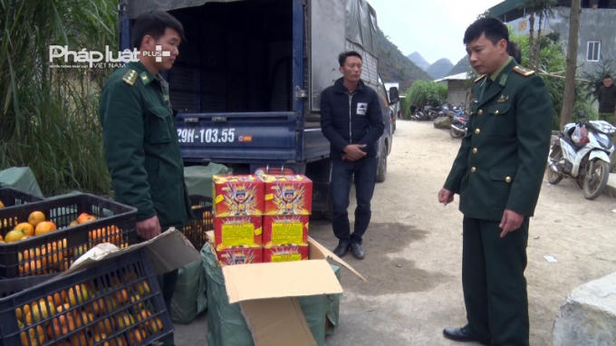 Đồn Biên Phòng Đồng Văn tiến hành kiểm tra số lượng tang vật.
