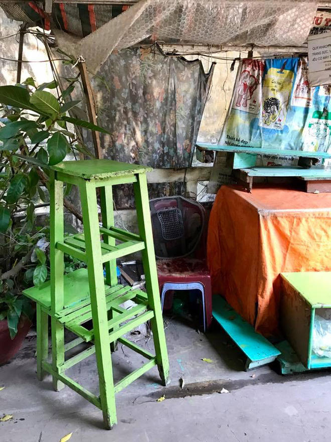 Chiếc ghế mà bà Mão vẫn thường ngồi, giờ trơ lại hư không. (Ảnh: Vũ Thúy Hoa)