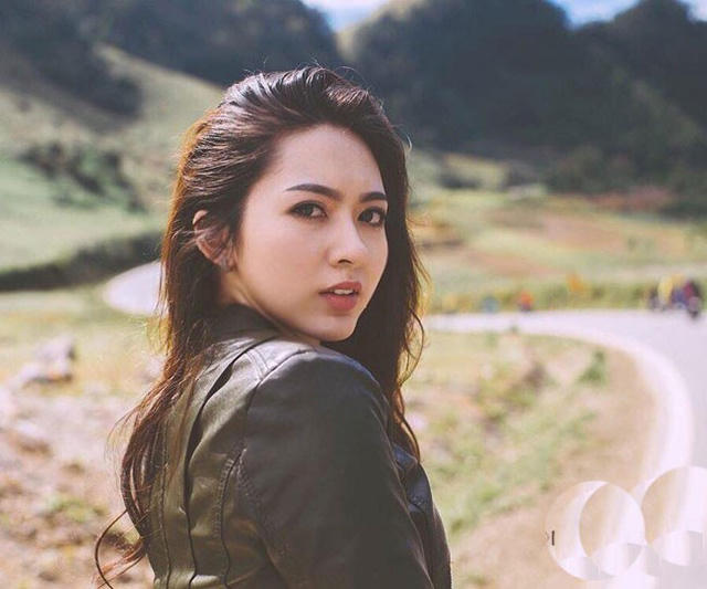 Cô nàng thả mình trong những chiếc váy nhẹ nhàng, mái tóc dài buông xõa. Hình ảnh đó khiến bất cứ ai cũng phải xiêu lòng.