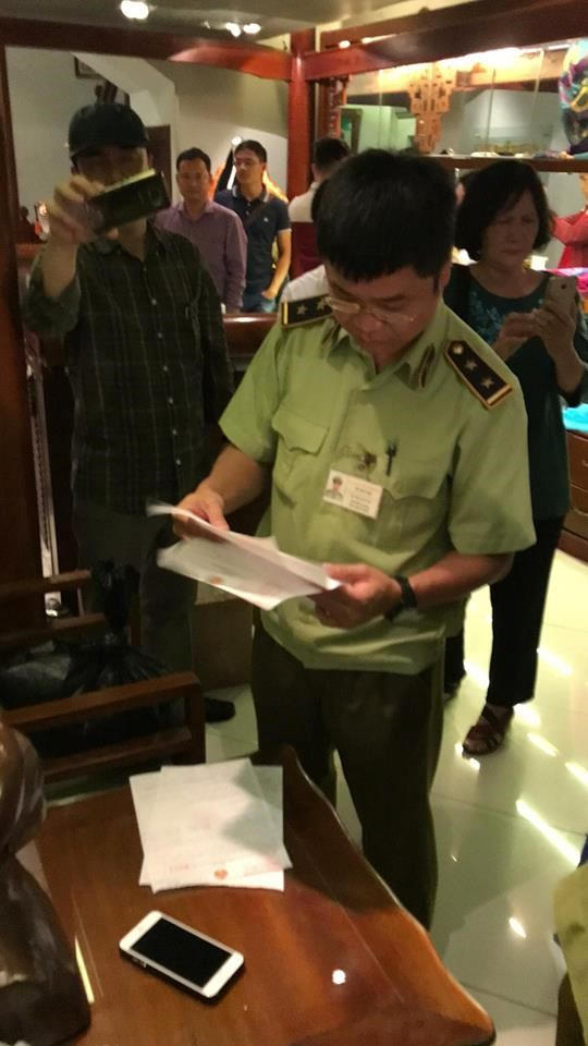 Lực lượng chức năng kiểm tra các hóa đơn, chứng từ, giấy tờ kinh doanh. (Ảnh: Ngọc Mai)