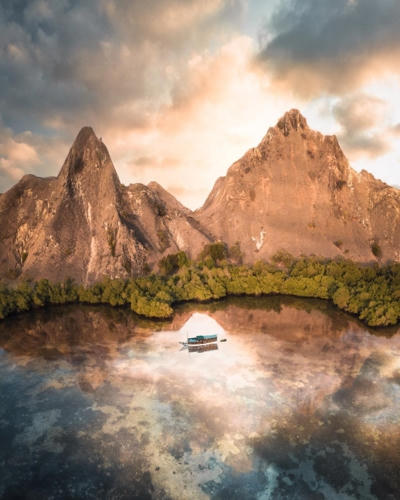 Những bức ảnh chụp từ trên cao của chàng trai trẻ đến từ Đan Mạch Jonas Hornehøj đã đem tới cái nhìn mới lạ về những vùng đất châu Á, vừa hùng vĩ, bao la, vừa trữ tình nên thơ như một bức tranh rộng lớn đầy màu sắc. Bức ảnh với vẻ đẹp kỳ vĩ trên là ở Flores, Indonesia.