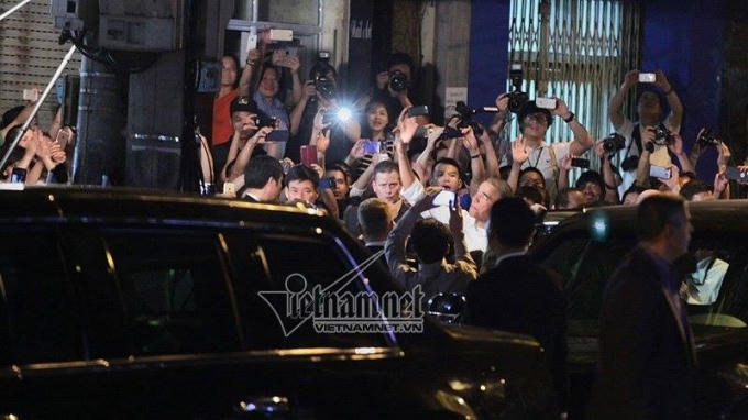 Ông Obama selfie cùng người dân. (Ảnh: Vietnamnet)