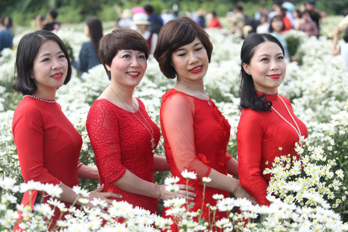 Vườn hoa bãi đá sông Hồng (Hà Nội) những ngày này rất đông khách ghé thăm.