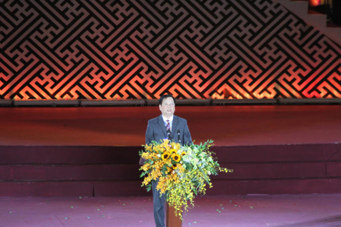 Ông Nguyễn Dung - Tỉnh ủy viên, Phó chủ tịch UBND tỉnh Thừa Thiên Huế – Trưởng Ban tổ chức Festival Huế 2016 điều hành lễ khai mạc.