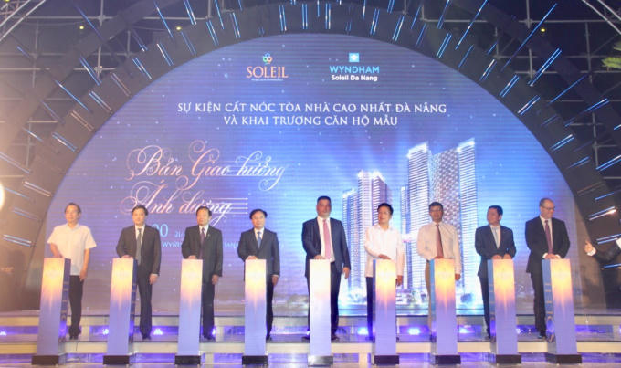 Lãnh đạo PPC An Thịnh Việt Nam và khách mời thực hiện nghi thức cất nóc.