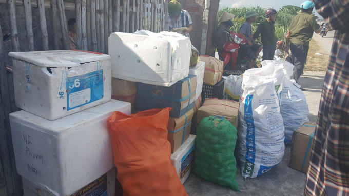 Người dân giúp tài xế gom lại những thùng hoa quả còn nguyên vẹn.