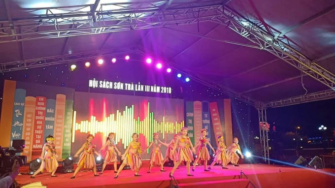 Chương trình văn nghệ hàng đêm diễn ra tại hội sách Sơn Trà.