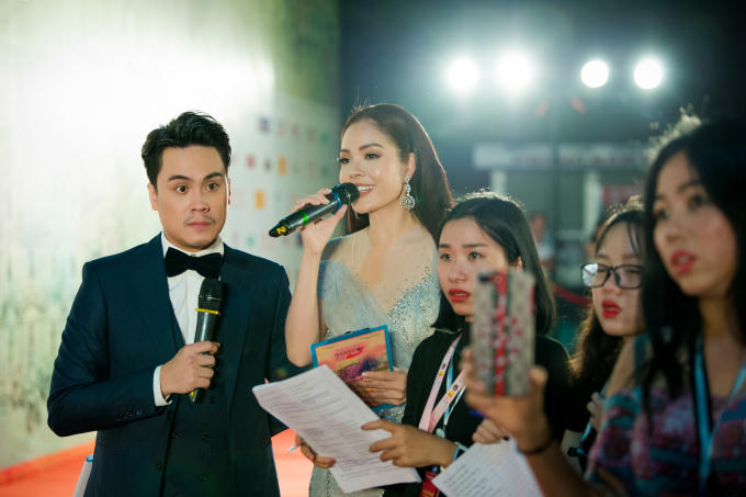 Dương Cẩm Lynh chia sẻ nhờ có sự kết hợp ăn ý và hỗ trợ của MC Thái Dũng mà cô hoàn thành nhiệm vụ của mình , không để ra sơ sót.