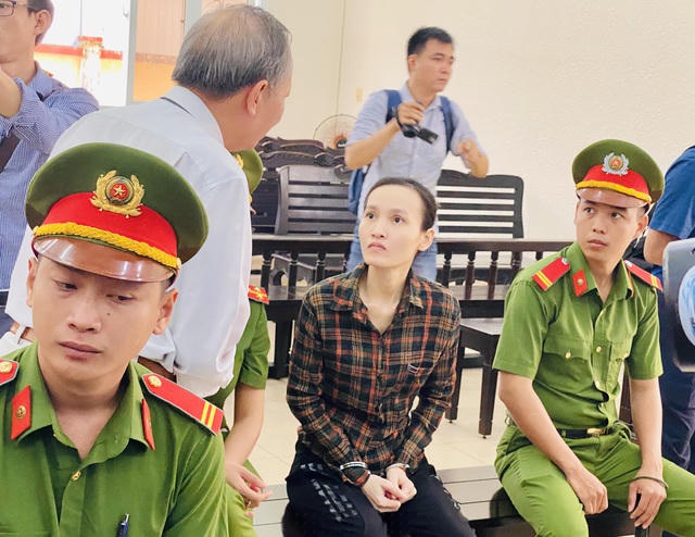 Bị cáo Thảo trao đổi với luật sư trước phiên toà xét xử.