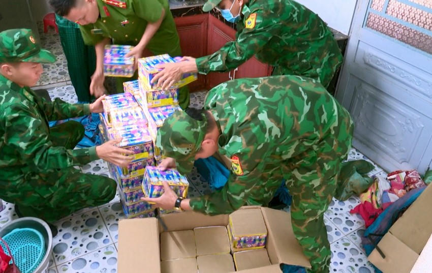 Qua khám xét, lực lượng chức năng phát hiện ở khu vực phòng bếp trong nhà bà Chanh có cất giấu hơn 130 kg pháo hoa nổ các loại