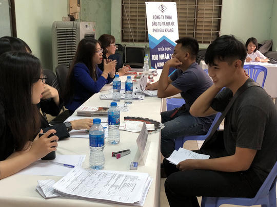 Người lao động tìm việc làm thời vụ tại sàn giao dịch việc làm TP HCM