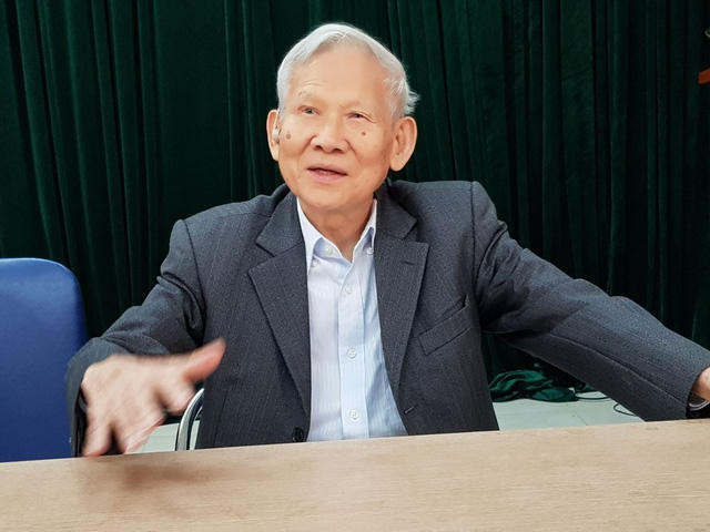 Nhạc sĩ Lê Xuân Thọ chia sẻ về hoàn cảnh sáng tác ca khúc thiếu nhi nổi tiếng "Con cò bé bé" tại buổi giới thiệu chương trình ca nhạc "Tình yêu Hà Nội" lần thứ XI (Ảnh: Nguyễn Hằng).