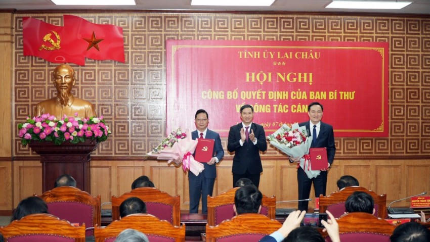 Ông Nguyễn Thành Tâm - Ủy viên Ban Chấp hành Trung ương Đảng, Phó Trưởng Ban Tổ chức Trung ương trao các quyết định của Ban Bí thư cho hai tân Phó Bí thư Tỉnh ủy Lai Châu Nguyễn Tuấn Anh và Nguyễn Ngọc Vinh.