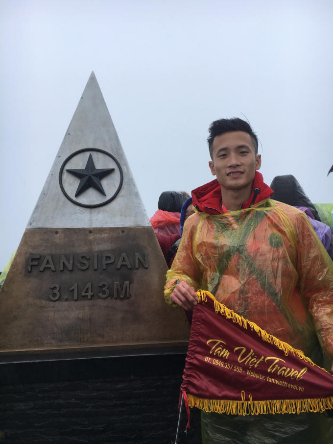 Anh Lê Đình Ban - Hướng dẫn viên Công ty TNHH Thương mại và Dịch vụ lữ hành Tâm Việt cho biết: Dù thời tiết rất lạnh và có mưa nhưng từ sáng sớm du khách đã đến đâu rất đông, dù mệt nhưng cả đoàn vẫn rất vui.