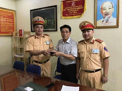 Trung uý Ngô Quốc Tuân và Luơng Văn Linh đã tiến hành trao trả tài sản cho bác Minh tại trụ sở đơn vị.