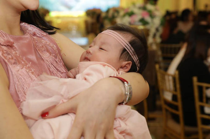 Theo chia sẻ của vợ chồng Tuấn Hưng về tên ở nhà cho con gái Mỹ Anh là "Son". Theo quan niệm của nhiều người "Son" tức là thể hiện sự may mắn.
