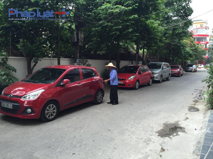 Nhân viên quán bia Thu Hằng đang hướng dẫn khách đậu xe vào trong ngõ.