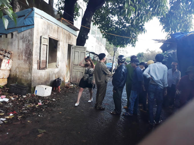 Nhiều người dân hiếu kỳ đã tập trung xem tại hiện trường.