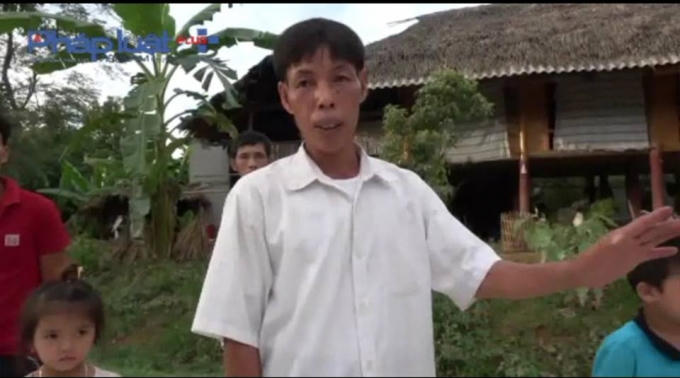 Ông Phạm Văn Dung trưởng thôn xã Đồi Hồi đang chỉ đạo dọn đá giữa lòng đường.