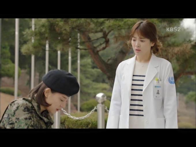 Hậu duệ mặt trời tập 15: Song Hye Kyo, Kim Ji Won khóc hết nước mắt khi hay tin bạn trai hy sinh