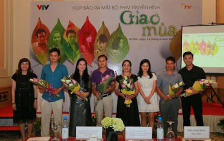 Ê kíp làm phim Giao mùa.