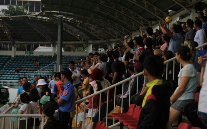 v&agrave; giờ, người h&acirc;m mộ phố N&uacute;i bắt đầu thấy... ch&aacute;n ng&aacute;n với đội nh&agrave; khi cứ