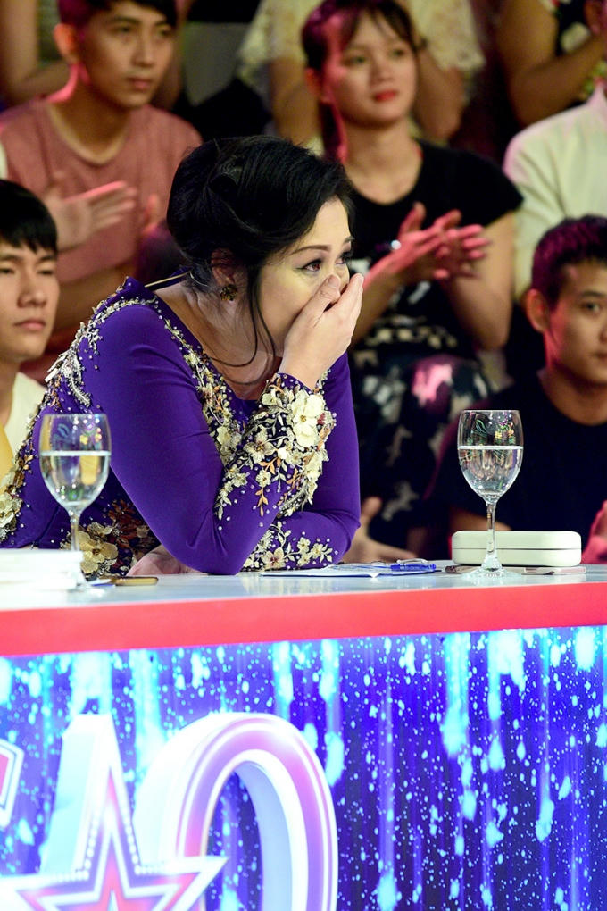 Th&aacute;i Ch&acirc;u, Hồng V&acirc;n rớt nước mắt v&igrave; con g&aacute;i danh h&agrave;i Duy Phương