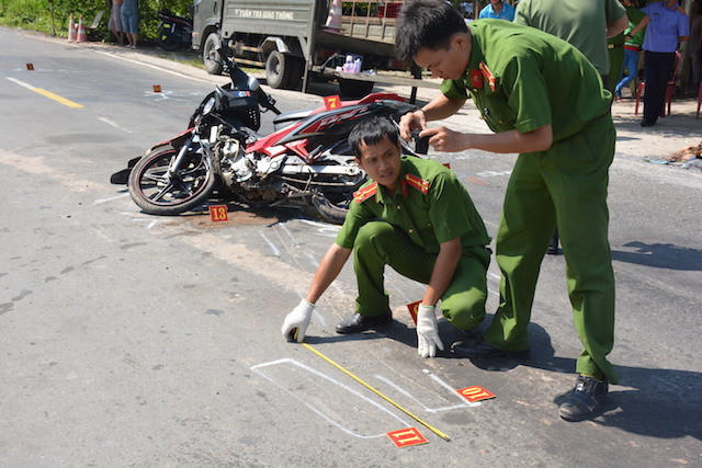 Cảnh sát khám nghiện hiện trường vụ tai nạn. Ảnh: Minh Anh.