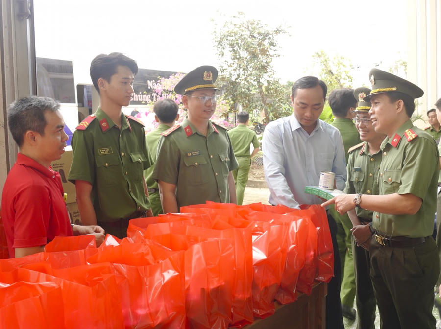 Đại tá Lê Tấn Vinh – Phó Bí thư Đảng ủy, Phó Giám đốc Công an tỉnh và anh Phạm Tuấn Tài – Phó Chủ tịch Ủy ban MTTQ Việt Nam tỉnh, Bí thư Tỉnh đoàn động viên cán bộ, chiến sĩ tham gia hiến máu tình nguyện; đồng thời kiểm tra công tác chuẩn bị, tổ chức chương trình hiến máu tình nguyện.